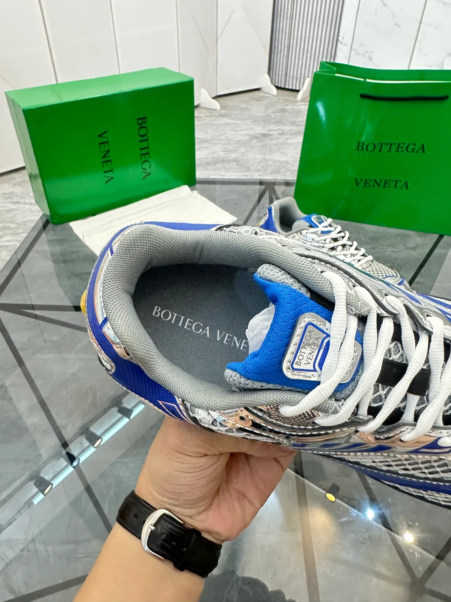Factory men's shoes 💰: 620💰 (top version) BV Orbit sneakers Wang Yibo's same style couple's dad shoes Runner sneakers, made of lightweight technical mesh fabric. Matched with geometric pattern designed rubber outsole Wang Zha series high version Look for the package craftsmanship The actual height is much higher, but the legs are still slim. Very nice and playable and durable Matching to the standard 💯 Package shoe technology Look for the high version The outsole is made of color-blocked TPU outsole Women's model 35 36 37 38 39 40 41 (40 41 customized) Men's model 38 39 40 41 42 43 44 45. (Customized size 38 45.46) No. H345